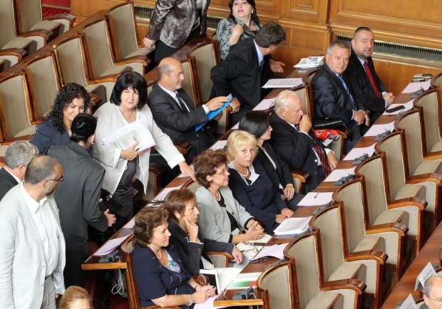 Болгарские депутаты заморозили свои зарплаты