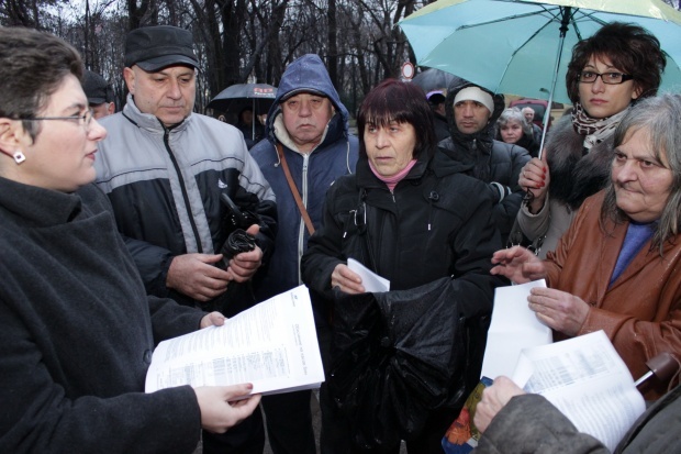 Министра забросали снежками на митинге против высоких цен на отопление