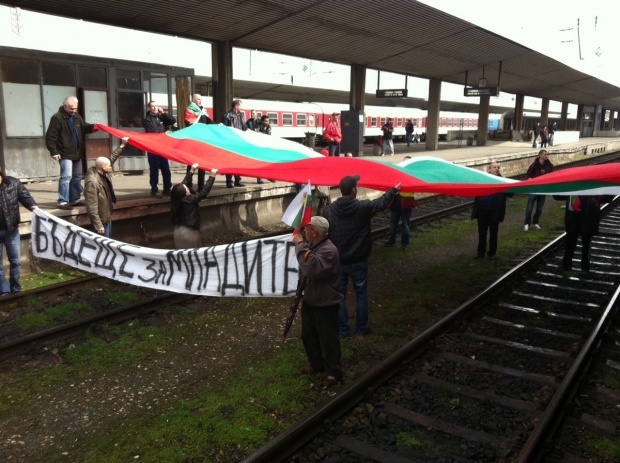 Жители Софии прекратили блокаду вокзала, направились к Львиному мосту