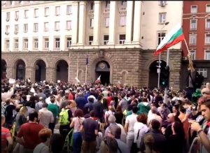 ИТАР-ТАСС: Более четырех тысяч человек вышли на улицы Софии протестовать против правительства Болгарии