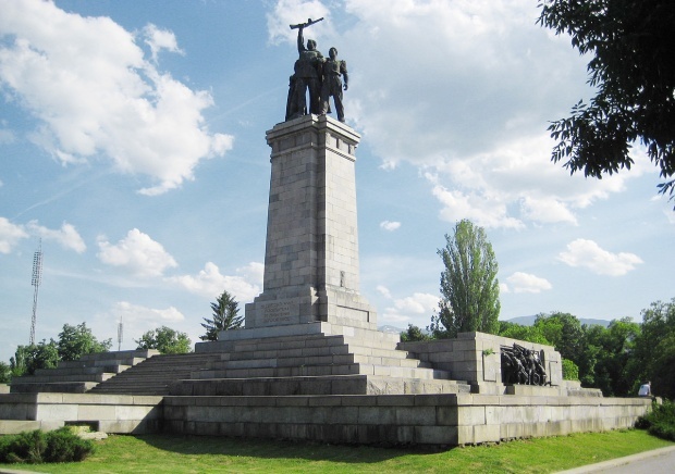 Граждане Болгарии собрались на протест против Памятника Советской Армии
