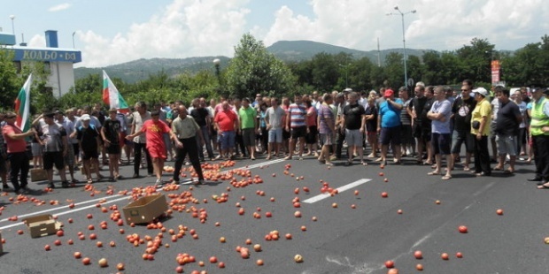 Недовольные болгарские фермеры заблокировали магистраль в Грецию