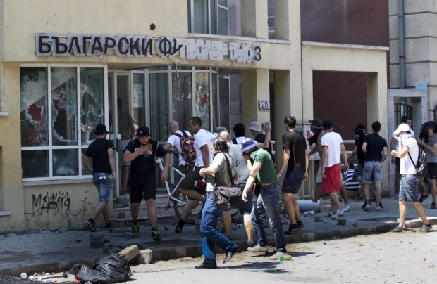 Р-Спорт: Полиция Болгарии арестовала 15 человек после нападения на здание БФС