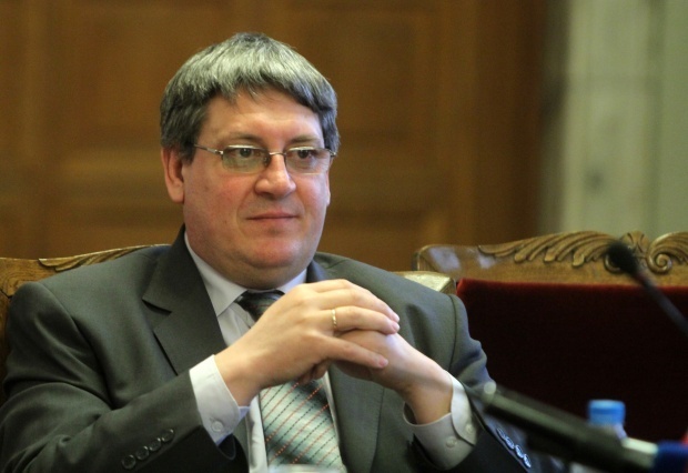 Парламент Болгарии освободил от должности главу госфонда медстрахования