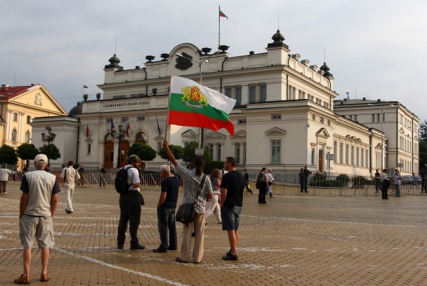 В очередной раз протестующие болгары собрались "попить кофе" перед парламентом Болгарии