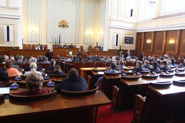 Парламент Болгарии отклонил вето президента на решение о корректировке госбюджета на 2013 год