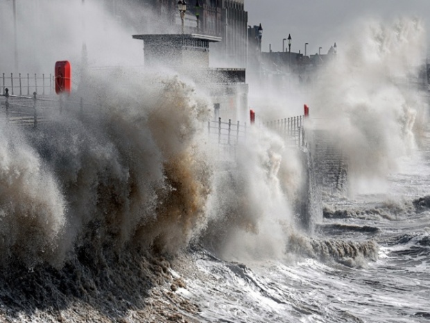 Британию накрыл шторм: двое погибших, хаос на дорогах