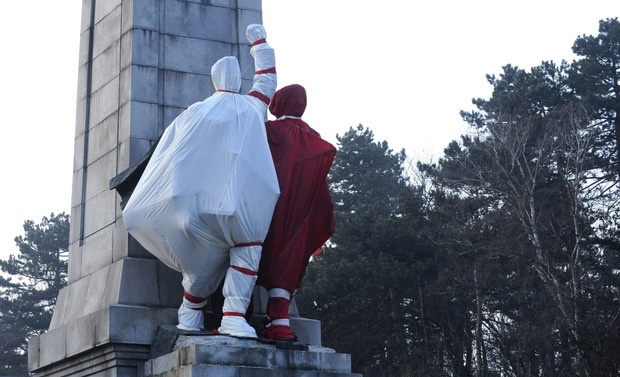 Памятник партизанам в Софии превратили в огромную мартеницу