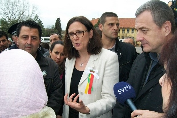 Беженцы в болгарском Харманли встретили еврокомиссара протестом