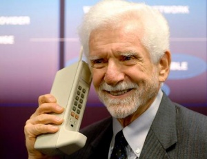 3 апреля 1973 года сделан первый звонок  с сотового телефона