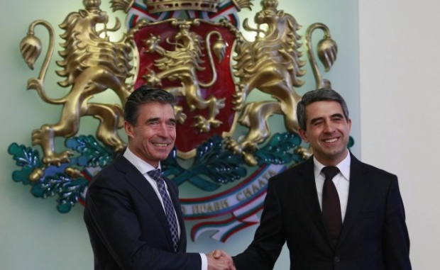 Президент Болгарии вручил генсеку НАТО высшую госнаграду