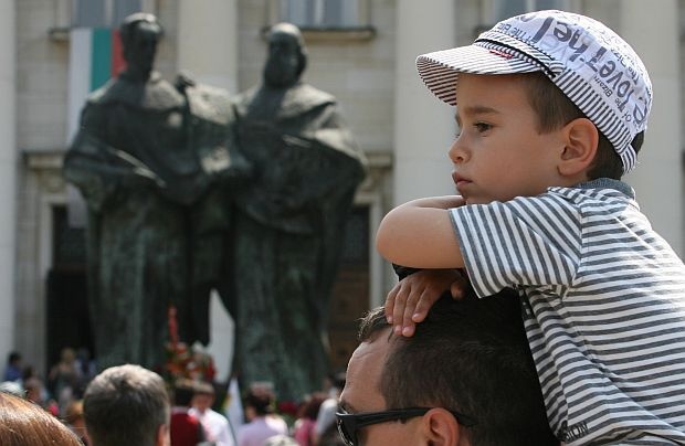 По улицам Софии прошло праздничное шествие по случаю дня св. братьев Кирилла и Мефодия