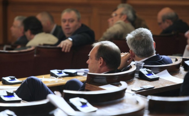 Работа Парламента Болгарии провалилась из-за отсутствия кворума