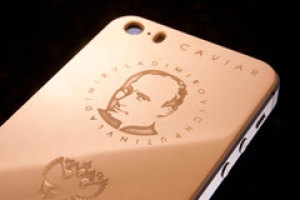 Итальянцы выпустили золотые iPhone с портретом Путина