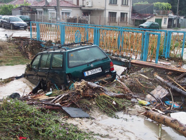 На болгарских курортах из-за наводнения блокированы тысячи туристов, в том числе дети