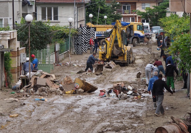 В Болгарии ликвидируют последствия наводнения, неизвестна судьба двух пропавших детей