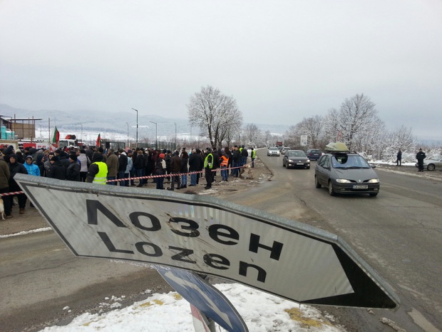 Сотни недовольных вышли на протест против компании ЧЕЗ в Болгарии