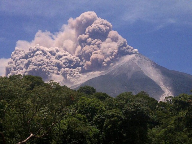 Мексиканский вулкан Колима выбросил гигантский столб пепла и дыма