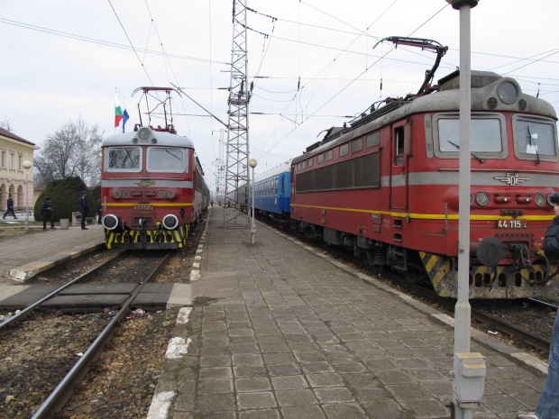 В Болгарии в результате оползня сошел с рельсов локомотив скорого поезда