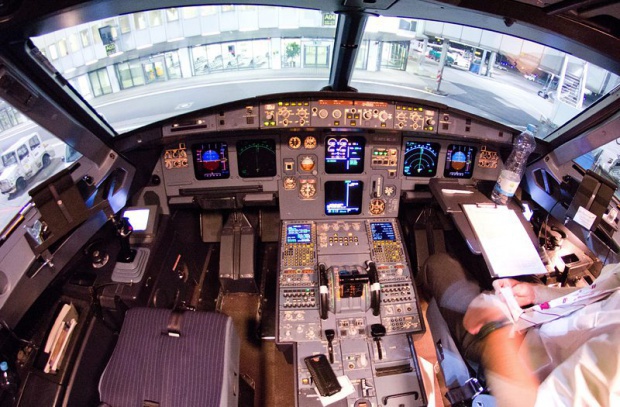 Bild: Первый пилот разбившегося Airbus 320 кричал Лубитцу: Открой эту чертову дверь!