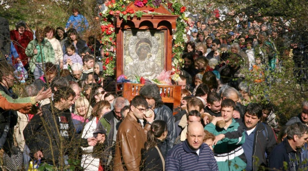 В Болгарии сотни мирян приняли участие в шествии с чудотворной иконой Пресвятой Богородицы