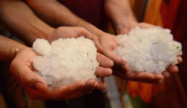 Ливни, град и ураган обрушились на южную Болгарию