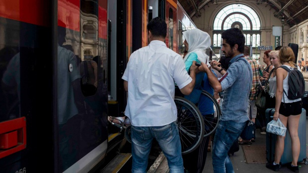 Власти Венгрии закрыли железнодорожный вокзал Будапешта в связи с наплывом беженцев