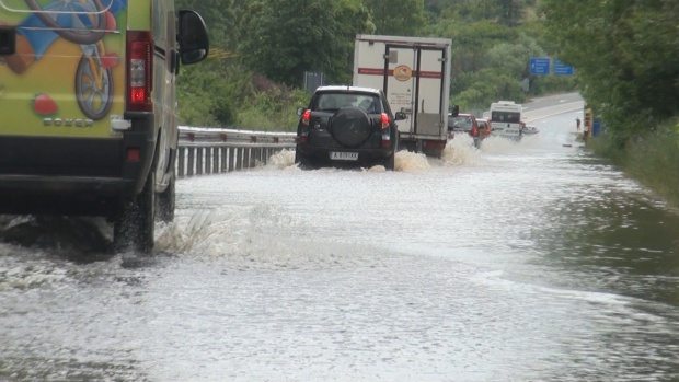 Красный код опасности из-за проливных дождей и сильного ветра объявлен в болгарском Бургасе