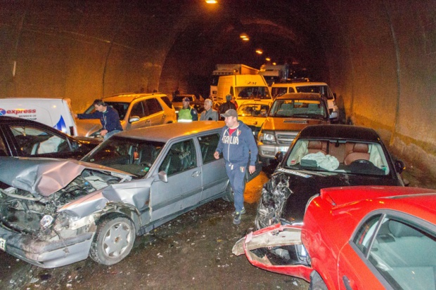 Цепная авария в болгарском тоннеле: Трое человек погибли, пятеро ранены