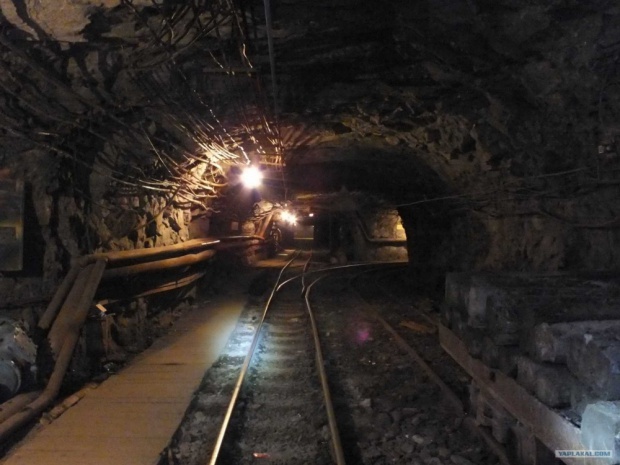 Золотодобывающая шахта обрушилась в Индонезии, под завалами могут находиться 12 человек