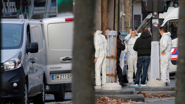 Число жертв терактов в Париже достигло 128 человек