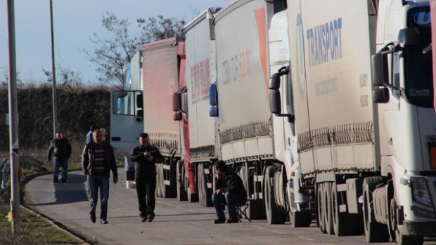 Болгарские грузовики с турецкими товарами оказались в "ловушке" российских санкций