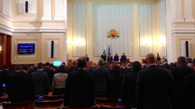Парламент Болгарии почтил минутой молчания память бывшего премьера Димитара Попова