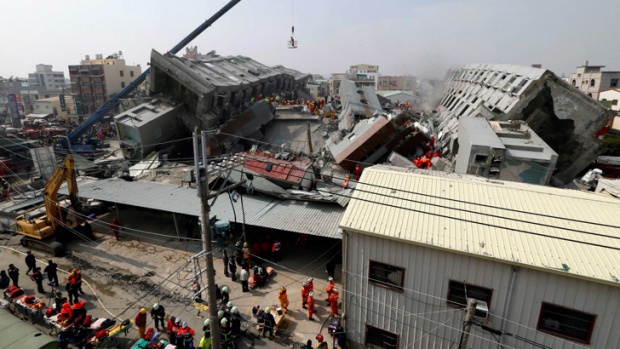 На Тайване из-под завалов дома спасли еще двух выживших