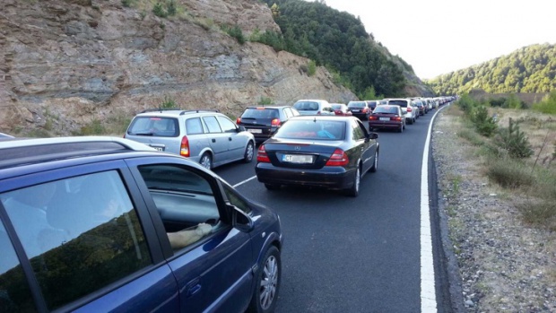 На главной дороге Е-79 в Болгарии начали образовываться пробки из-за праздничных дней