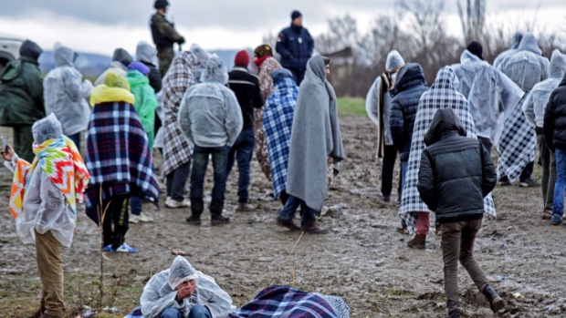 Группы мигрантов пытаются пересечь болгарский КПП "Капитан-Андреево"