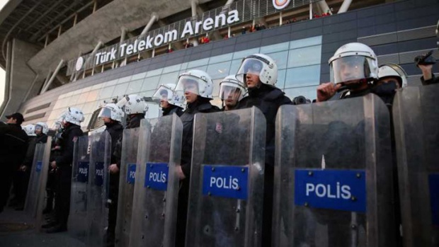 В Стамбуле полиция открыла огонь резиновыми пулями по людям, собравшимся отметить Навруз