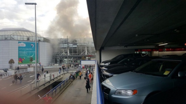 В аэропорту Брюсселя прогремели два взрыва, есть погибшие