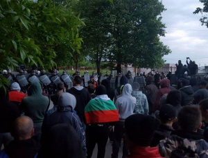 Болгарское Раднево бунтует: Жандармерия и водомёты размещены перед цыганским кварталом
