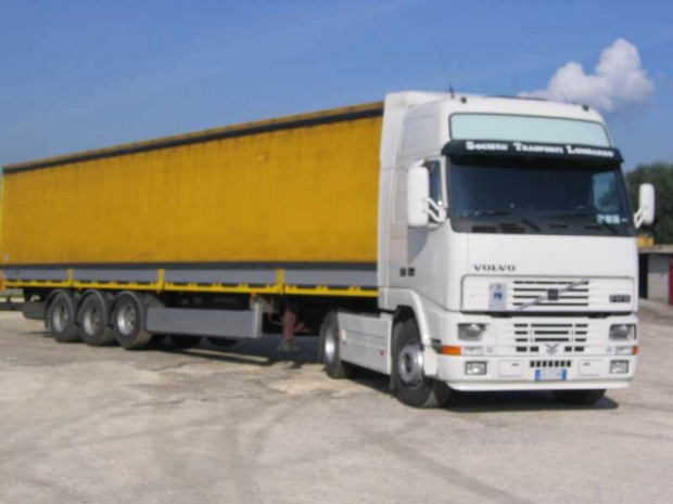 Колонна грузовиков длиной 1,5 км образовалась на болгарском КПП "Дунай мост - Видин"