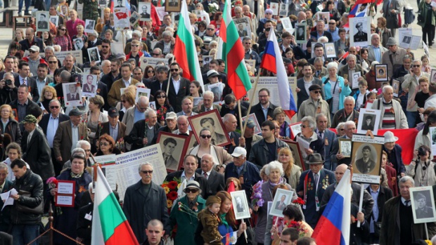 9 мая в Болгарии: Тысячи людей отпраздновали День Победы шествием "Бессмертного полка"