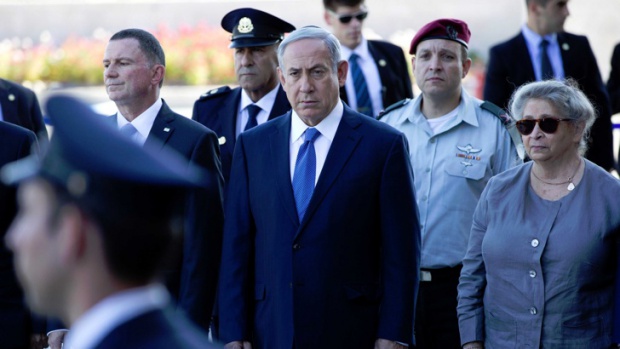 Нетаньяху и Аббас пожали друг другу руки перед прощанием с Шимоном Пересом