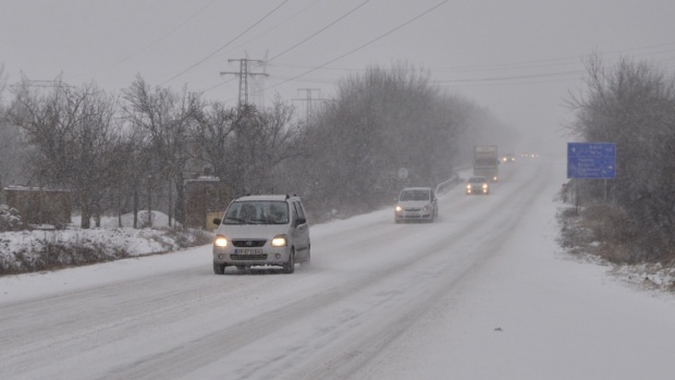 Из-за обильного снегопада временно перекрыто дорожное движение в Северной Болгарии