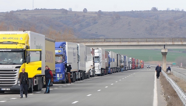 15-километровая очередь из грузовиков образовалась на границе Болгарии с Турцией