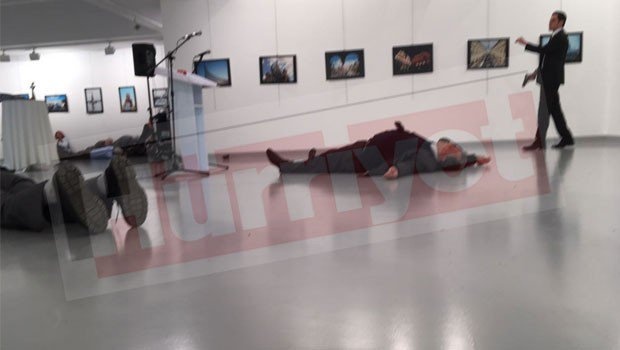 В Анкаре в результате покушения скончался посол России в Турции (видео)