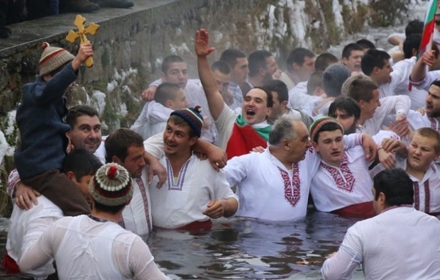 Богоявление - один из самых почитаемых праздников в Болгарии (видео)