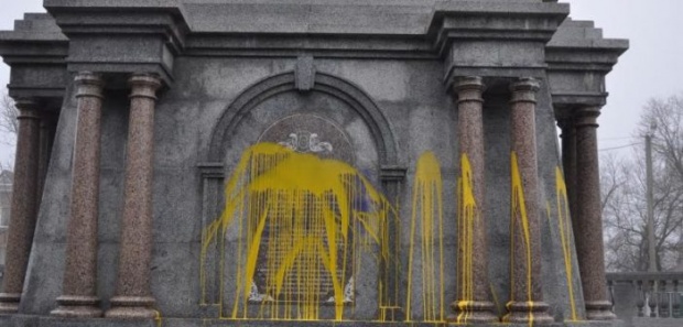 В Болграде вандалы залили краской памятник болгарским ополченцам