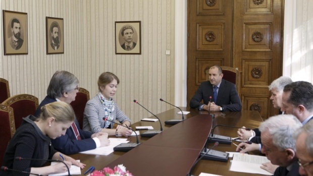Президент Болгарии обсудил с послом России визит Путина в страну в следующем году