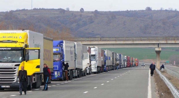 6-километровая очередь грузовиков образовалась на КПП "Капитан- Андреево"