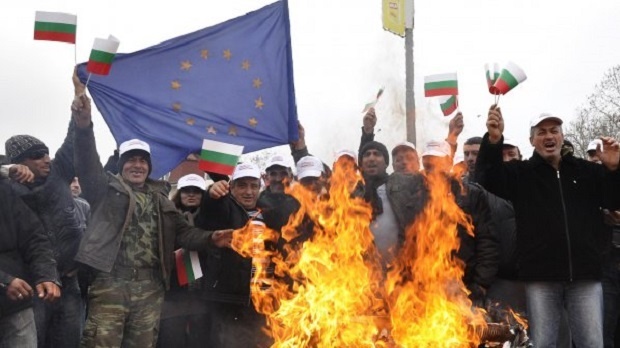 В знак протеста производители табака в Болгарии перекрыли дорогу в Грецию